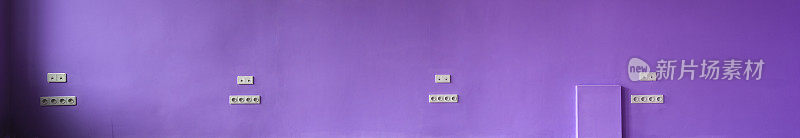 XXL panos:紫色纹理墙，带电源插头插座